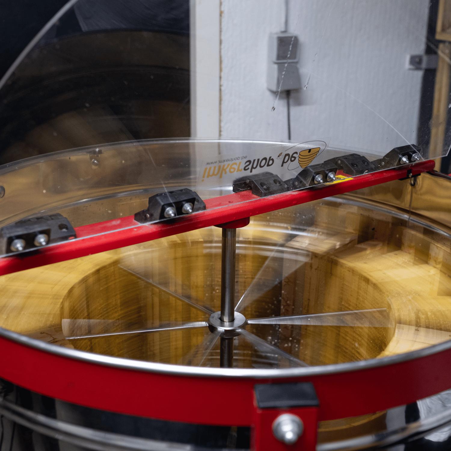 Het slingeren van Honigraten van Honing Brabant